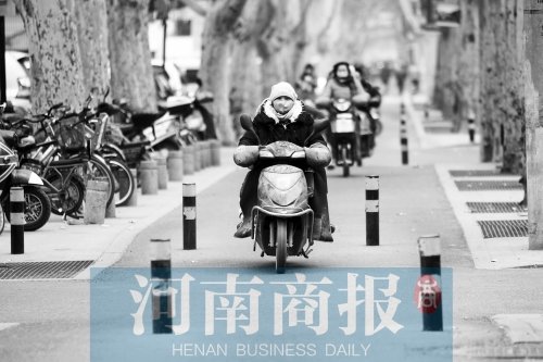 金水路防疫路附近，路樁間距很小，電動車經(jīng)過時要很小心才能避開