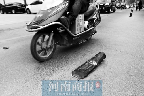 金水路上，一根路樁被撞倒