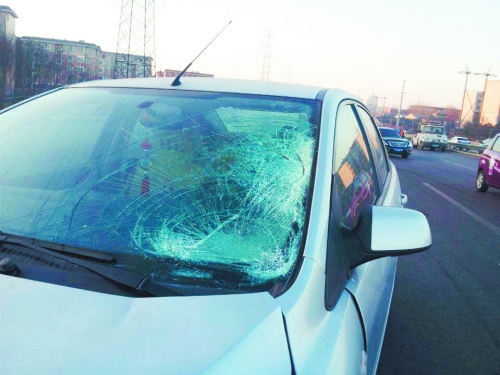 肇事轎車前擋風玻璃上，留著清晰的撞擊痕跡。