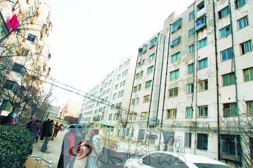 鄭州市瑞達路啟明村小區(qū)一戶居民家中（紅圈標(biāo)示處），天然氣發(fā)生爆炸。