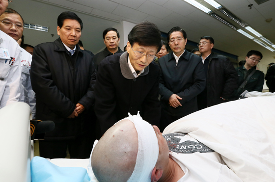 中共中央政治局委員、中央政法委書記孟建柱率工作組2日晨5時(shí)30分抵達(dá)昆明。一下飛機(jī),孟建柱就立即趕往