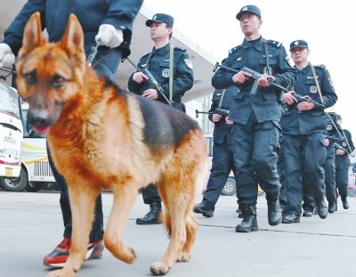 牽警犬持微沖，特警在車站巡邏