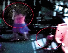 去年10月份的一天，一名女乘客打著電話下了車，包丟在了車上。(翻拍視頻)