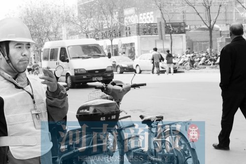  燃?xì)庑孤?消防員演習(xí)變實戰(zhàn)。而幾米外,有工作人員在抽煙