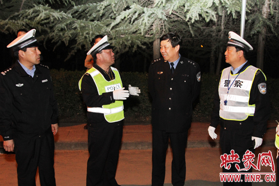 該支隊(duì)支隊(duì)長石軍(左二)、政委周西漢（左一）在向省總隊(duì)督導(dǎo)組匯報(bào)整治酒駕時(shí)的情景。