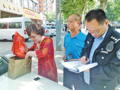 失主在清點、認領失物。