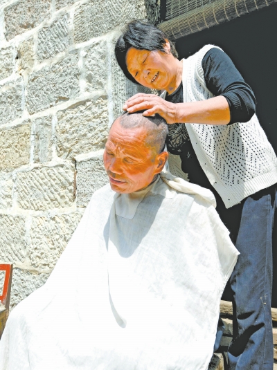 為了照顧兩個(gè)小叔，馬英專門學(xué)會(huì)了理發(fā)。