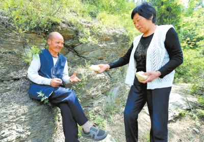 5月5日，馬英為上山放牛的劉五送干糧。