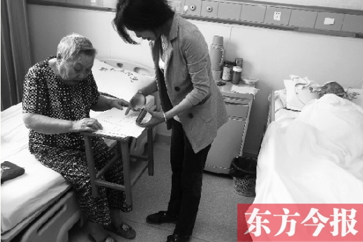 昨日，鄭大五附院二號樓住院部，馬老太寫下委托書，并簽字摁指印委托女兒代理為昏迷老伴解鎖取錢