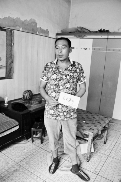 采建新拿的信封里，是南京警方送來的獎金。