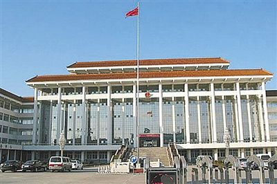 濮陽縣違規(guī)、超標(biāo)修建的縣委、縣政府辦公樓。新華社發(fā)發(fā)布