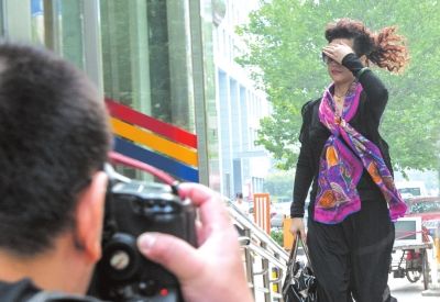 7月22日李某某輪奸案庭前會議，夢鴿擋臉小跑進(jìn)法院。資料圖片京華時報記者蒲東峰攝