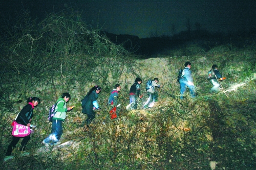 在一些山區(qū),因?yàn)閷W(xué)校太遠(yuǎn),孩子們天不亮就得打著手電出發(fā)。L CFP供圖