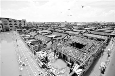 19日，廣東汕頭潮陽區(qū)和平鎮(zhèn)出現(xiàn)水浸現(xiàn)象。連日來，廣東省汕頭市潮陽區(qū)、潮南區(qū)普降暴雨。新華社發(fā)