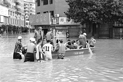 18日，廣東省清遠(yuǎn)市陽山縣縣城,消防官兵合力推動沖鋒舟，轉(zhuǎn)移被困學(xué)生。新華社發(fā)
