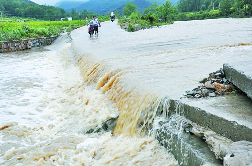 短時(shí)強(qiáng)降雨攜帶泥土、沙石、樹(shù)木等造成災(zāi)害