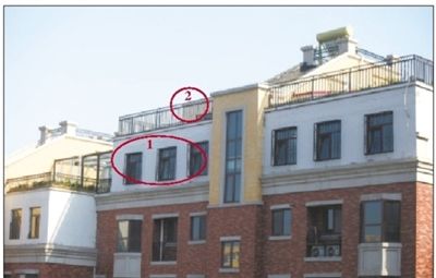 中海城香克林小區(qū),楊智家的樓頂上加蓋了兩層違建。其中北側(cè)露臺(tái)建成了一層灰白色的房屋(①)。在該違建頂部的東側(cè),又加蓋了一層面積較小的房屋(②)。新京報(bào)記者 韓萌 攝