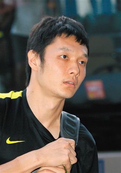 楊智 足球守門員,現(xiàn)效力于北京國(guó)安隊(duì),為國(guó)家隊(duì)守門員。