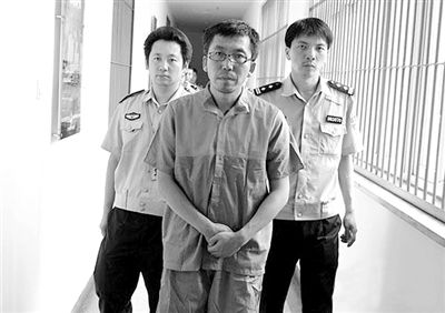 警方押解犯罪嫌疑人“立二拆四”。