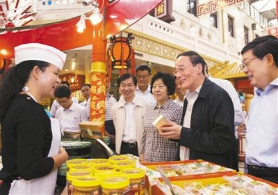9月6日，王岐山在天津南市食品街調(diào)研，在月餅柜臺(tái)前，詢(xún)問(wèn)中央關(guān)于中秋國(guó)慶嚴(yán)禁公款送禮的規(guī)定發(fā)布后的銷(xiāo)售情況。新華社記者 李學(xué)仁 攝