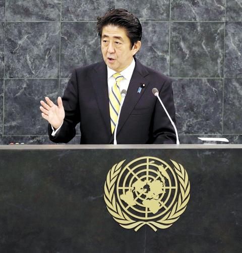 日本首相安倍晉三25日在紐約發(fā)表演講時(shí)稱，修改憲法解釋以解禁集體自衛(wèi)權(quán)的目的是使日本變成“為世界和平與穩(wěn)定更積極做出貢獻(xiàn)的國(guó)家”。圖為26日安倍在聯(lián)合國(guó)演講。