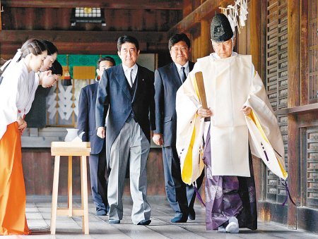 2011年8月15日安倍晉三等人參拜靖國(guó)神社。