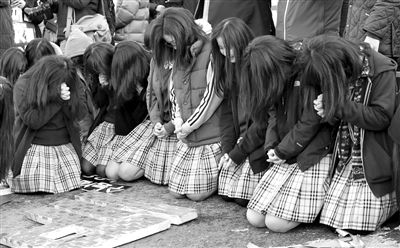 7日，韓國首爾，韓國高考舉行前，學子們跪地祈禱，希望能考個好成績。