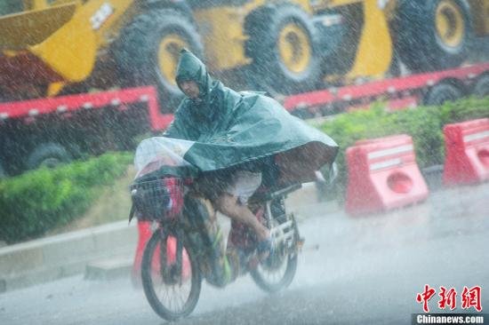 圖為南寧市民冒雨出行。中新社發(fā) 馮抒敏 攝