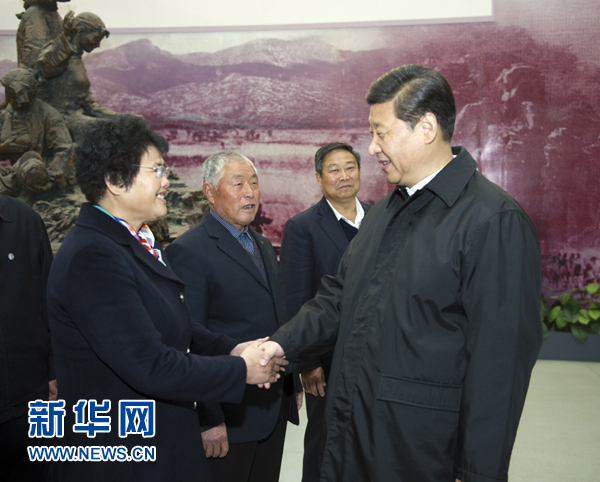 25日上午，習近平在臨沂華東革命烈士陵園參觀沂蒙精神展并會見當?shù)叵冗M模范和當年支前模范后代代表。