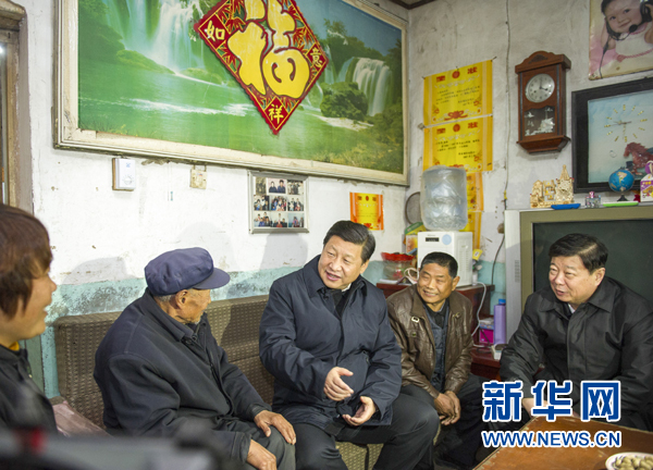 25日下午，習近平在地處沂蒙老區(qū)的臨沭縣曹莊鎮(zhèn)朱村看望83歲的“老支前”王克昌。