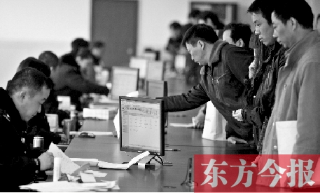 市民在辦理審車(chē)手續(xù)。