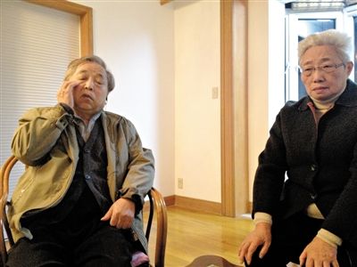 前晚，年過七旬的劉光嘉及妻子向記者講述強(qiáng)拆經(jīng)過。