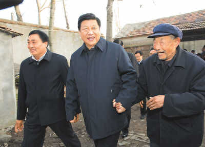 11月25日，習(xí)近平在地處沂蒙老區(qū)的臨沭縣曹莊鎮(zhèn)朱村，親切地拉著83歲的“老支前”王克昌的手。