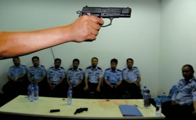 在一堂槍械教學(xué)課上，教官向參訓(xùn)民警們講解警用手槍的特點(diǎn)和正確握姿。記者 董世彪 攝