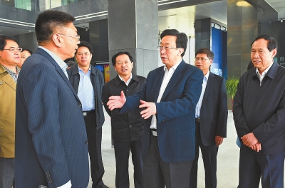 4月9日，省委書記、省人大常委會(huì)主任郭庚茂帶隊(duì)，在洛陽(yáng)高新技術(shù)產(chǎn)業(yè)集聚區(qū)內(nèi)觀摩考察。