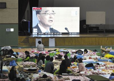 27日，韓國珍島，“歲月”號客輪乘客家屬在體育館觀看總理鄭烘原辭職新聞。當日，鄭烘原召開緊急發(fā)布會，表示對韓國“歲月”號沉船事件負責，宣布引咎辭職。