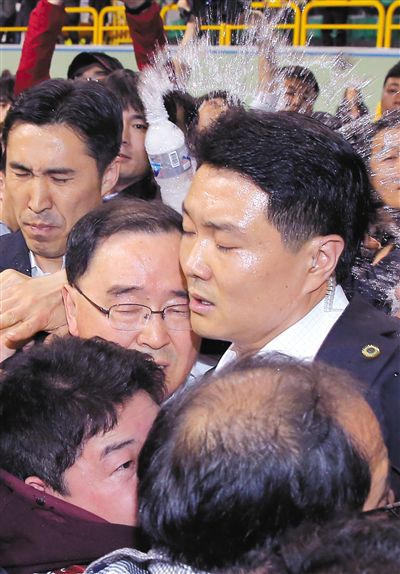 17日，鄭烘原（中）會見乘客家屬時，遭到家屬辱罵、潑水。