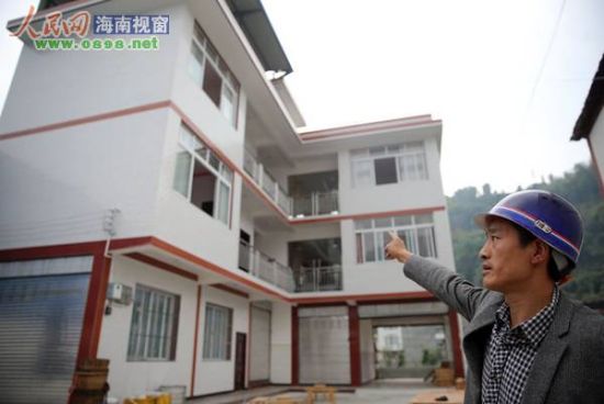 舒正山指著新房說(shuō)：“我將喬遷宴席的豬肉分給村民吃，竟被大家誤傳是災(zāi)后大魚大肉?！? width=
