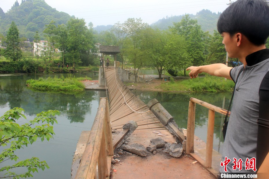 5月2日，一名目擊者正在介紹鳳凰吊橋事發(fā)情景。
