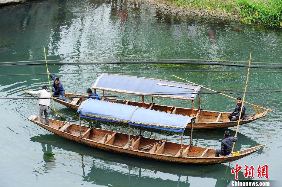 5月2日，鳳凰縣搜尋人員仍在沱江下游搜尋。