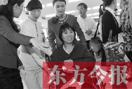 坐在輪椅上的，就是為兒子捐出肝、腎的母親潘大想