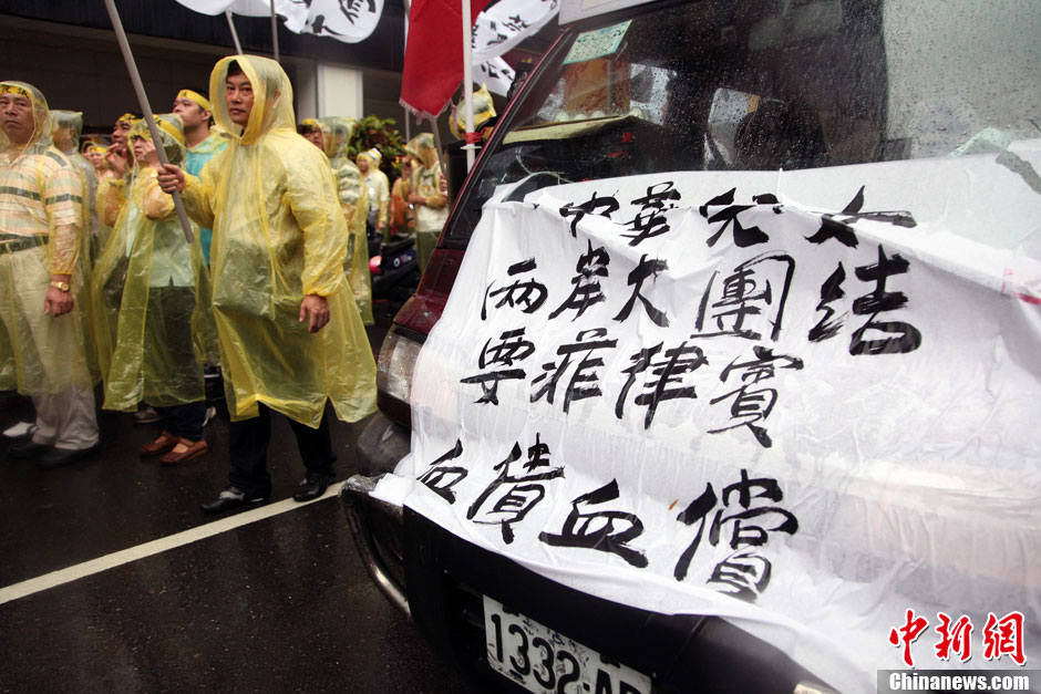 5月13日，屏東縣數(shù)百漁民北上臺(tái)北，在馬尼拉經(jīng)濟(jì)文化辦事處前抗議