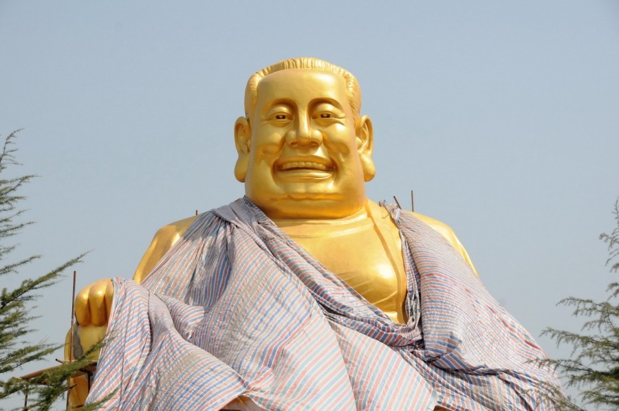 圖位此前的4月26日，“佛像”上出現(xiàn)帆布，最終，工作人員將帆布蓋在“佛像”頭像上。