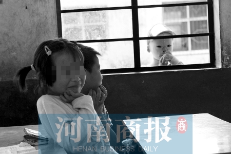 她不止一次說(shuō)想去上學(xué)，而更多的時(shí)候，她是站在教室外面，眼巴巴地看著里面的小朋友