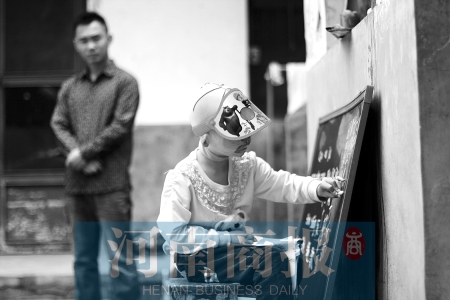 右手受傷了，她用左手在家里的小黑板上練習(xí)寫(xiě)字