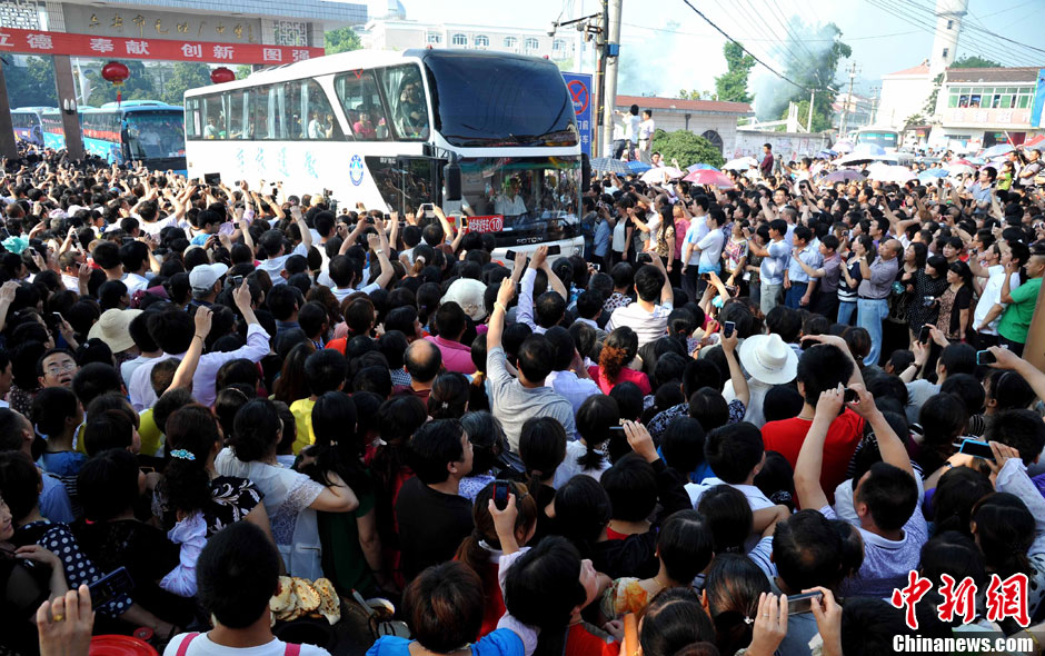 6月5日，一年一度的毛坦廠鎮(zhèn)“送考節(jié)”到來，70輛大巴車護(hù)送毛坦廠中學(xué)萬名考生安全赴考。