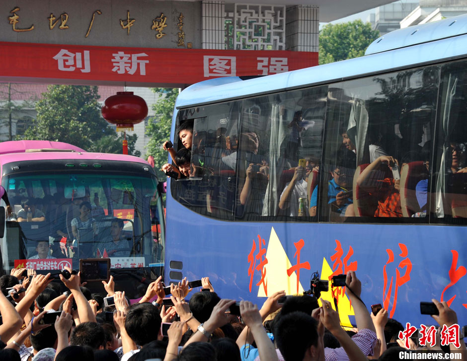 6月5日，一年一度的毛坦廠鎮(zhèn)“送考節(jié)”到來，70輛大巴車護(hù)送毛坦廠中學(xué)萬名考生安全赴考。
