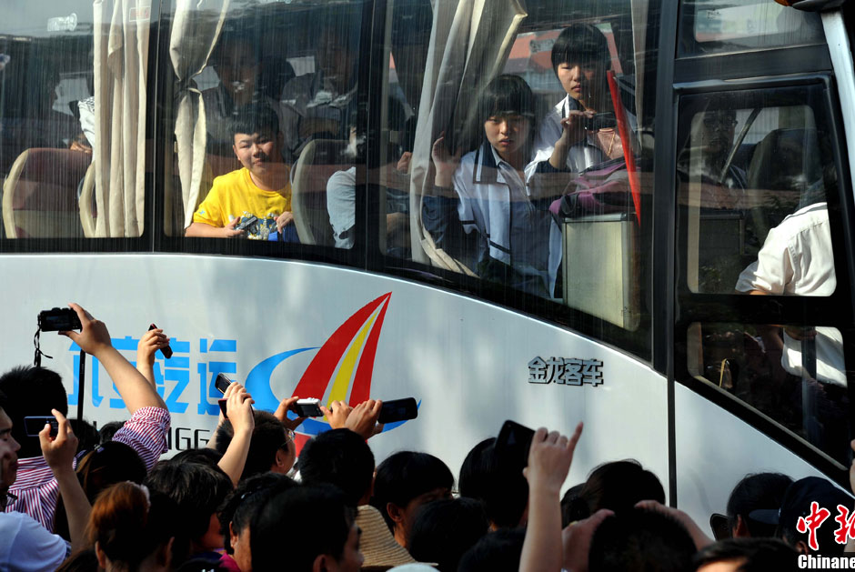 6月5日，一年一度的毛坦廠鎮(zhèn)“送考節(jié)”到來，70輛大巴車護(hù)送毛坦廠中學(xué)萬名考生安全赴考。