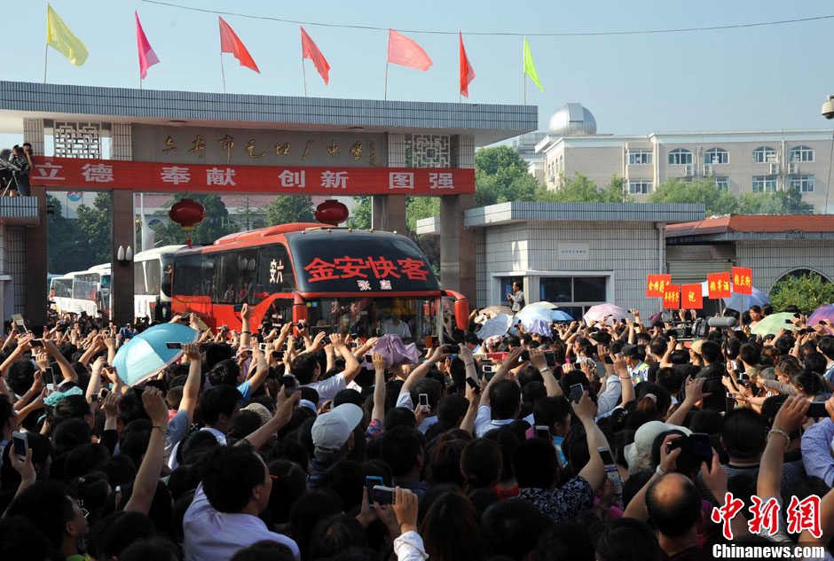 6月5日，一年一度的毛坦廠鎮(zhèn)“送考節(jié)”到來，70輛大巴車護(hù)送毛坦廠中學(xué)萬名考生安全赴考。