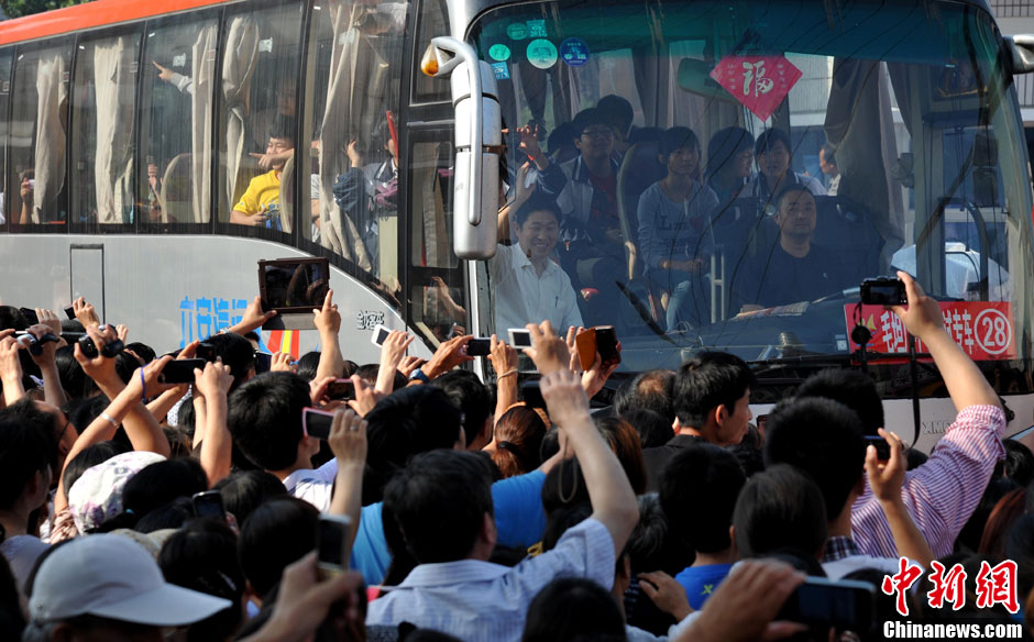 6月5日，一年一度的毛坦廠鎮(zhèn)“送考節(jié)”到來，70輛大巴車護(hù)送毛坦廠中學(xué)萬名考生安全赴考
